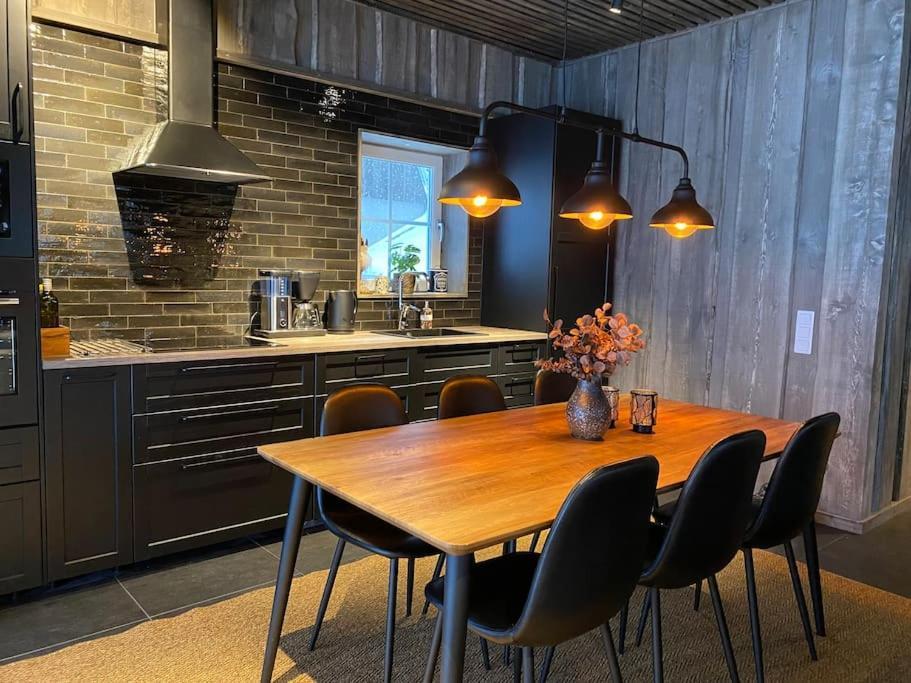 Modern Stuga Med Ski Lodge Kaensla ยาร์ฟโซ ภายนอก รูปภาพ