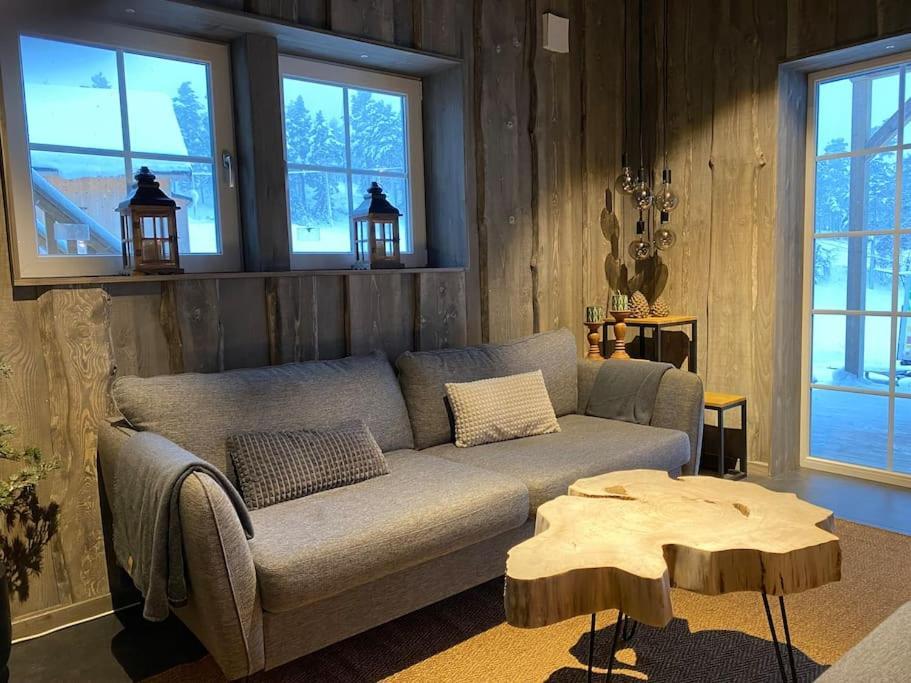 Modern Stuga Med Ski Lodge Kaensla ยาร์ฟโซ ภายนอก รูปภาพ